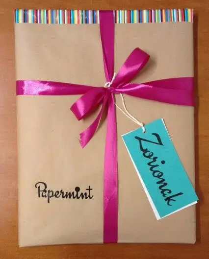 EMPAQUE DE REGALO (PAPEL, MOÑA Y TARJETA)