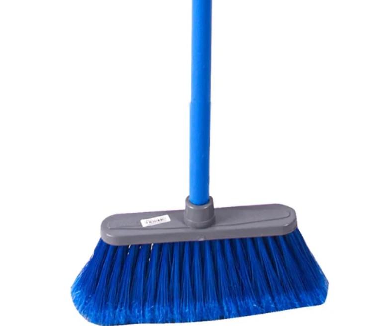 ESCOBA PLASTICA AZUL